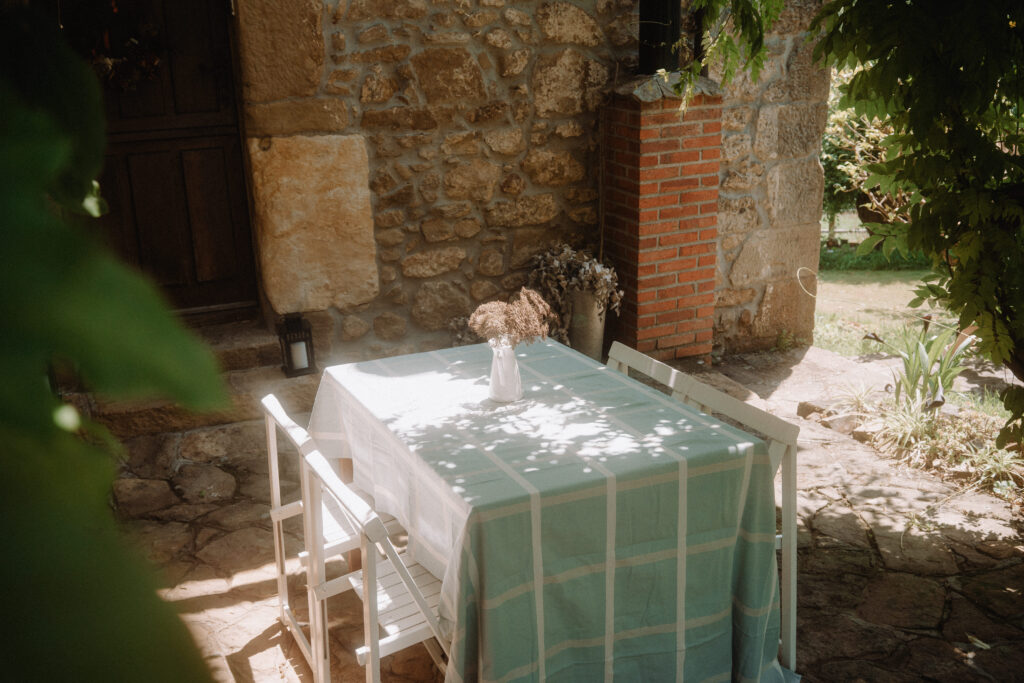 Mesa en patio en el jardín de la finca rural Fuente de Güelo