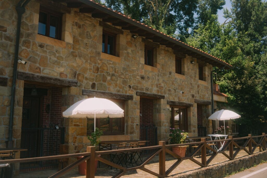 Fachada de parte de la finca de las casas rurales de Fuente de Güelo
