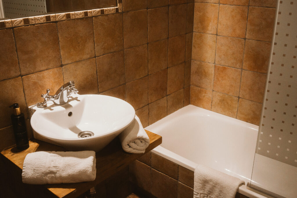 Lavabo y bañera de una casa rural de Fuente de Güelo