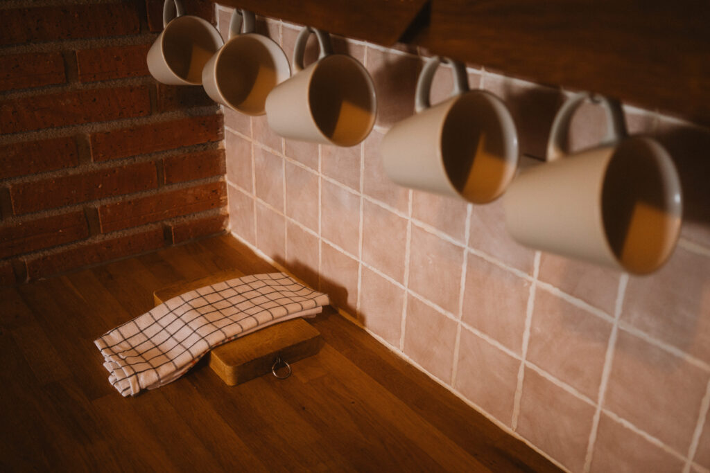 Detalle de trapo de cocina y tazas en una casa rural de Fuente de Güelo