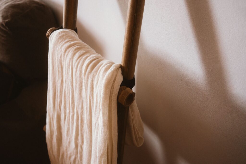 Detalle decorativo de una manta en una escalera en una casa rural de Fuente de Güelo