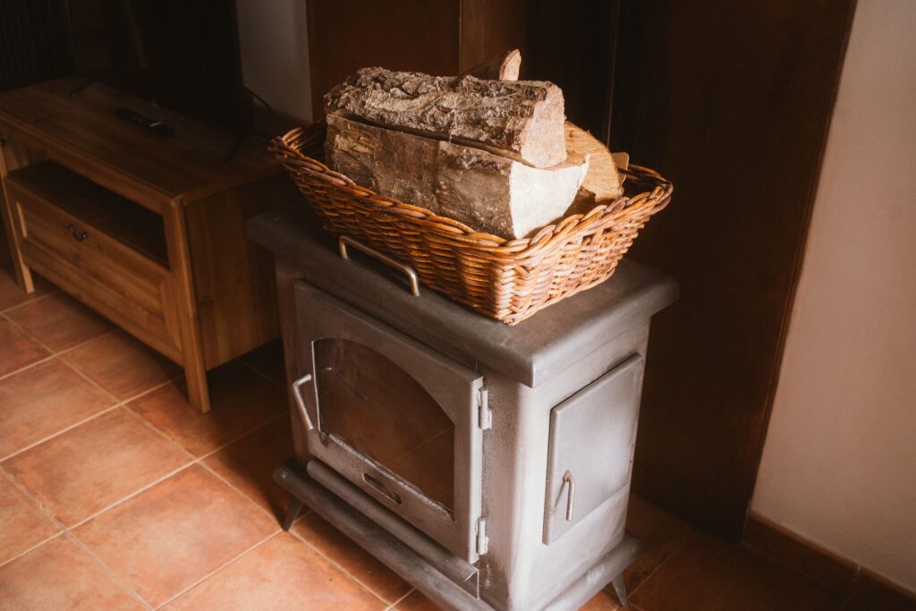 Estufa de madera y leña de una casa rural de Fuente de Güelo