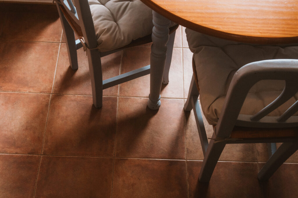 Detalle de la mesa de comedor y sillas de una casa rural de Fuente de Güelo