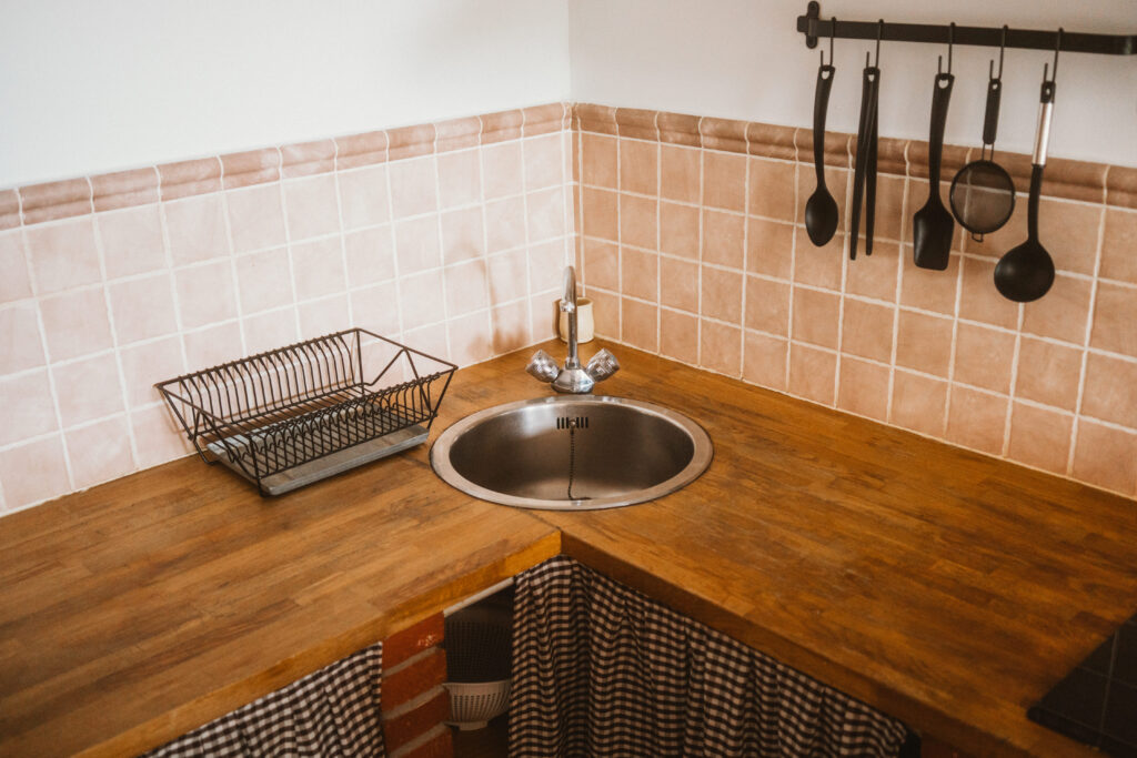 Fregadero de la cocina de una casa rural de Fuente de Güelo